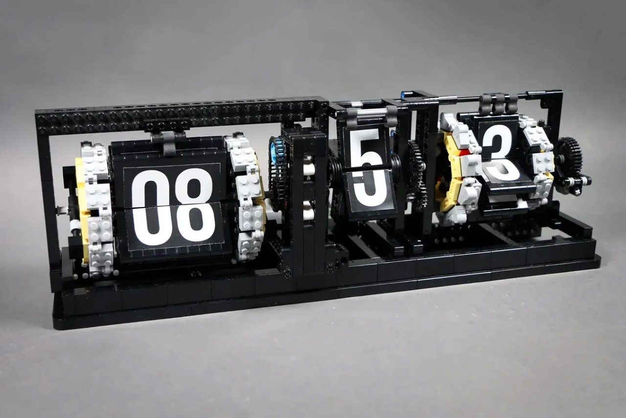 #Someone built a LEGO Flip Clock that actually tells the time and now I want one for my desk…