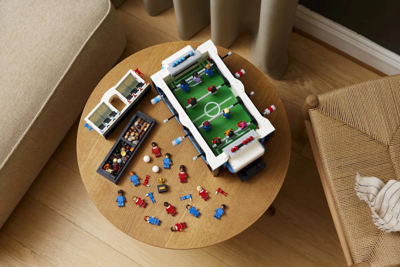 You can now play your own World Cup with this fully functional LEGO Foosball Table!