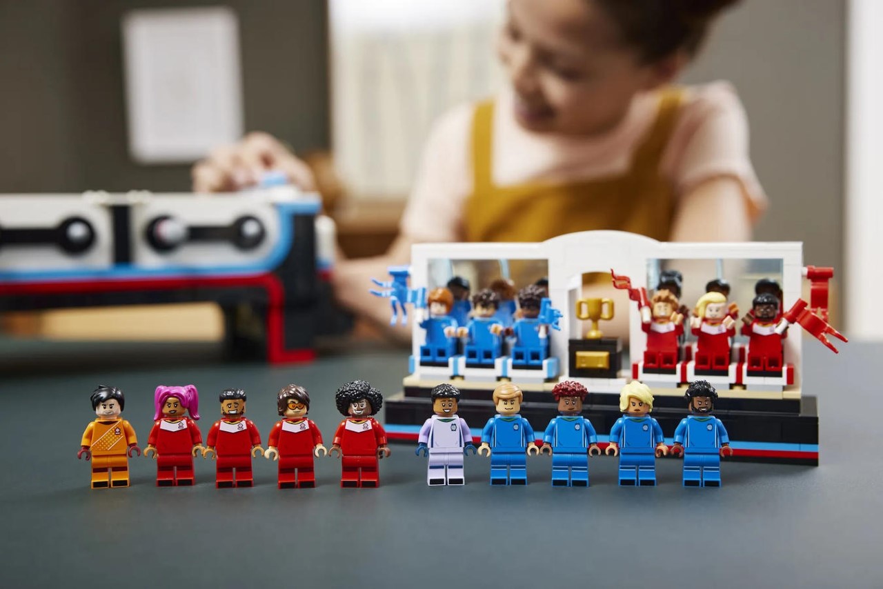 You can now play your own World Cup with this fully functional LEGO Foosball Table!