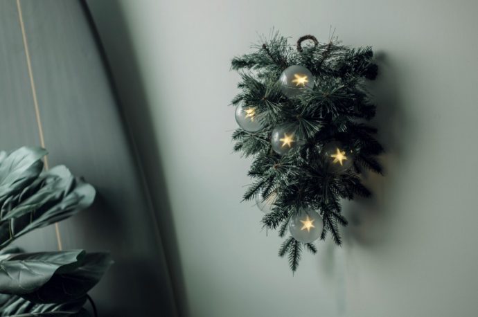 This magical wreath carries the stars to bring some sparkle to your room