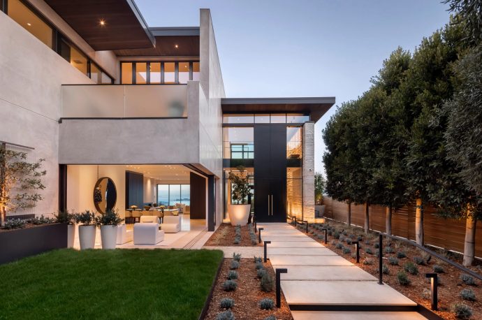 This contemporary home in San Francisco features a sculptural cast-glass staircase