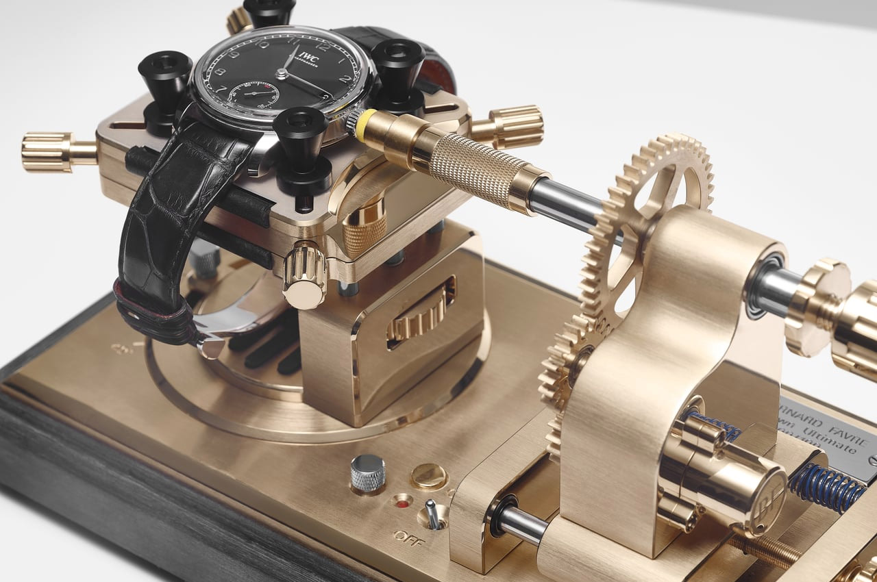 #Cleverly engineered Bernard Favre watch winder keeps hand-wound watch accurate when you aren’t wearing it
