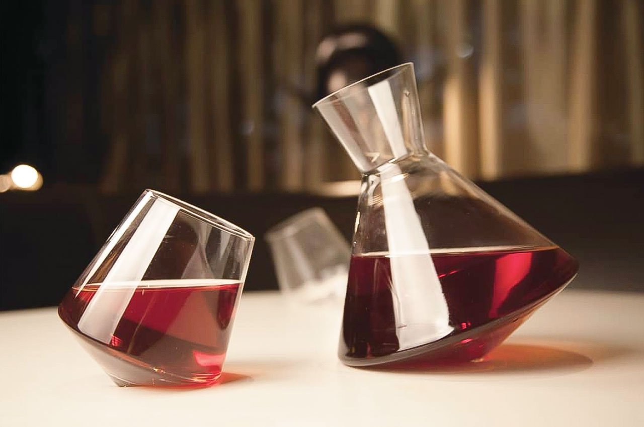 https://www.yankodesign.com/images/design_news/2022/12/top-5-mens-barware-gear-by-sempli-that-is-sure-to-impress-at-your-guys-meets/Sempli_Top-5_wine-decanter_2.jpg