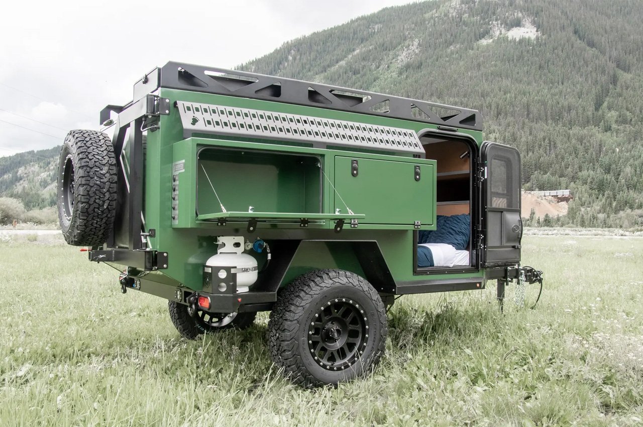 #Off-roading Highland 60 trailer with queen-size bed, kitchen, and outdoor shower makes you feel at home