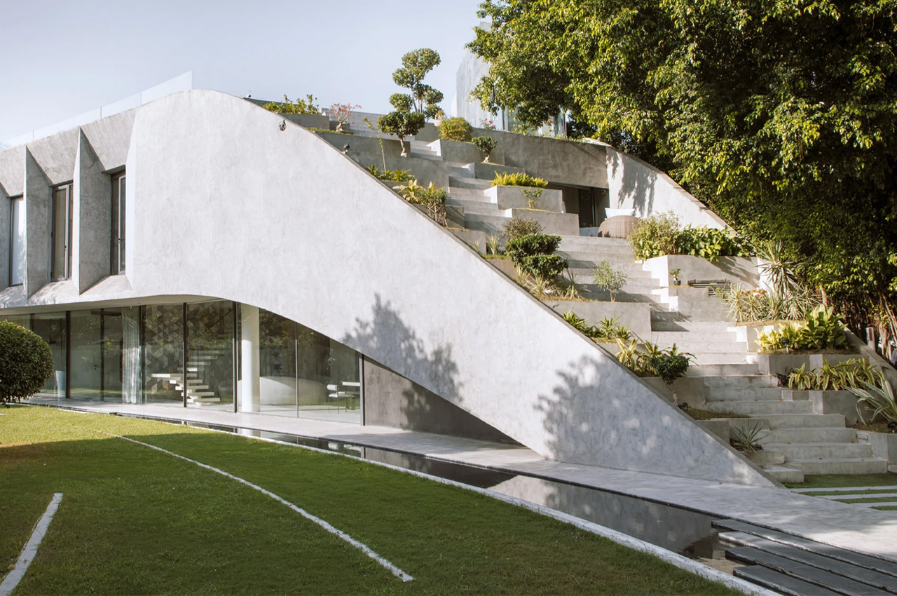 #This brutalist concrete villa in New Delhi boasts a ramp-like cascading green roof