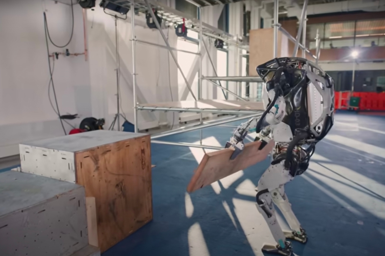 #Boston Dynamics’ designed Atlas can now lift up heavy equipment (and still parkour)