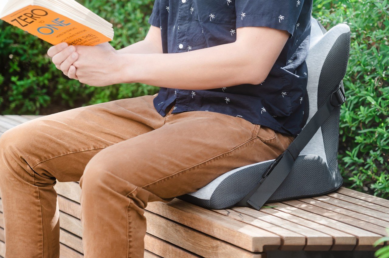 https://www.yankodesign.com/images/design_news/2023/02/ergonomic-seat-cushion-is-a-doctor-designed-lifeline-for-your-lower-back/lifted-lumbar-seat-cushion-11.jpg