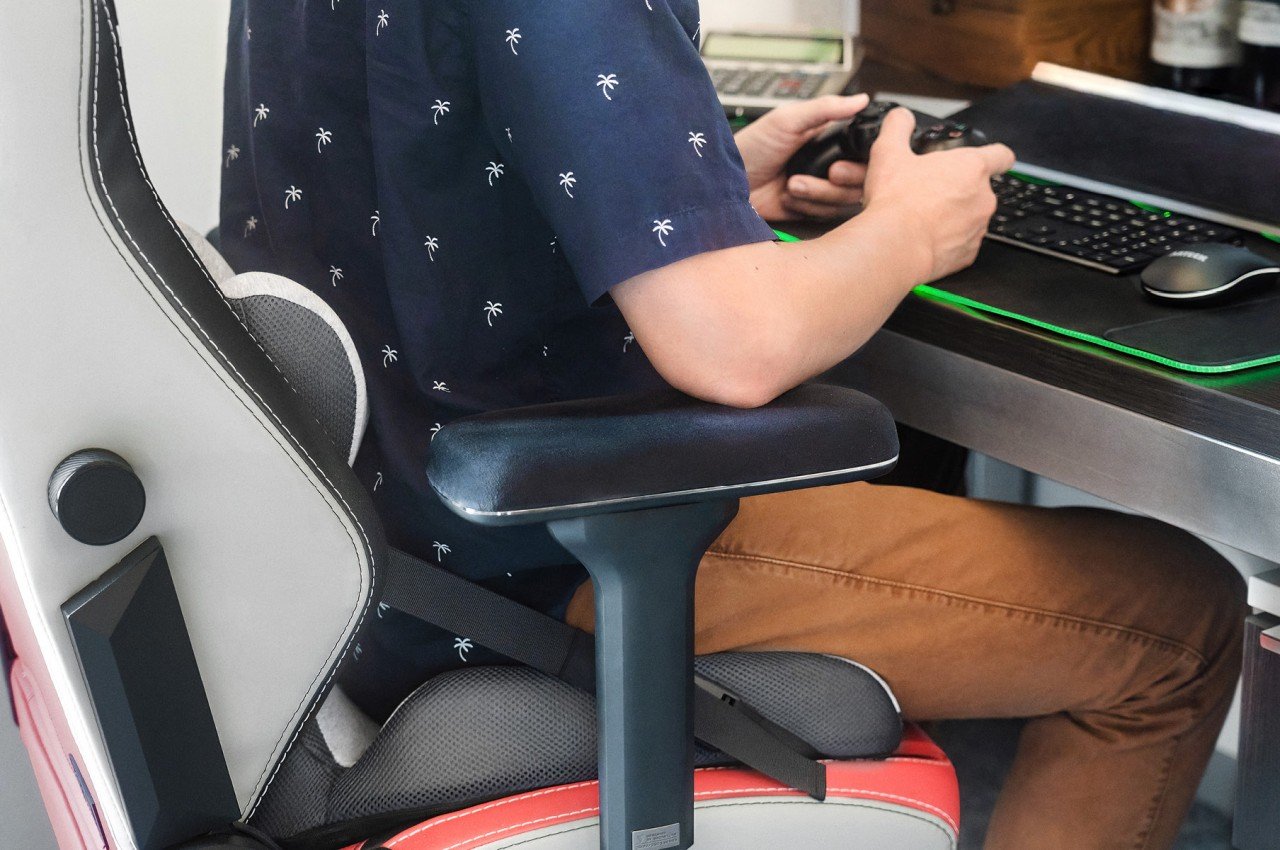 https://www.yankodesign.com/images/design_news/2023/02/ergonomic-seat-cushion-is-a-doctor-designed-lifeline-for-your-lower-back/lifted-lumbar-seat-cushion-12.jpg