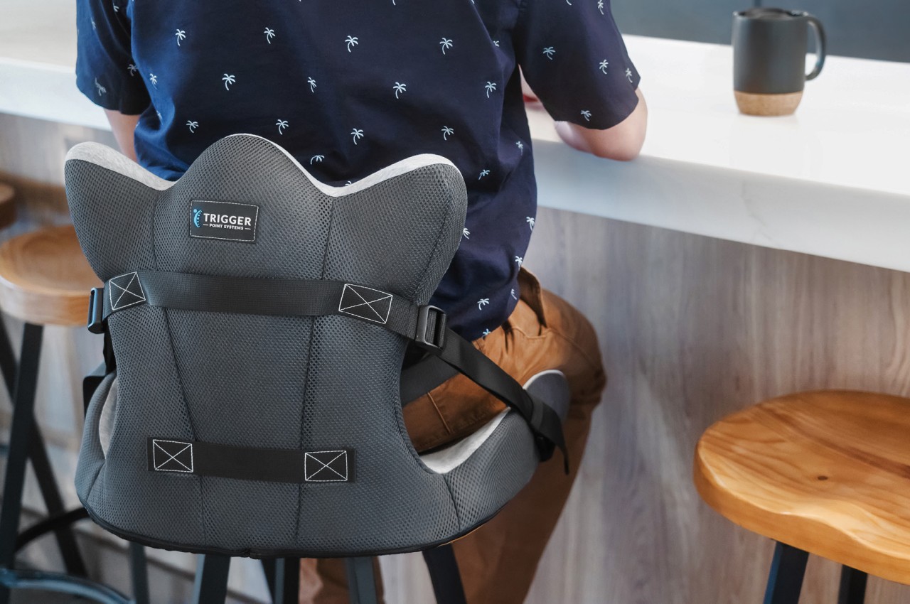 https://www.yankodesign.com/images/design_news/2023/02/ergonomic-seat-cushion-is-a-doctor-designed-lifeline-for-your-lower-back/lifted-lumbar-seat-cushion-15.jpg