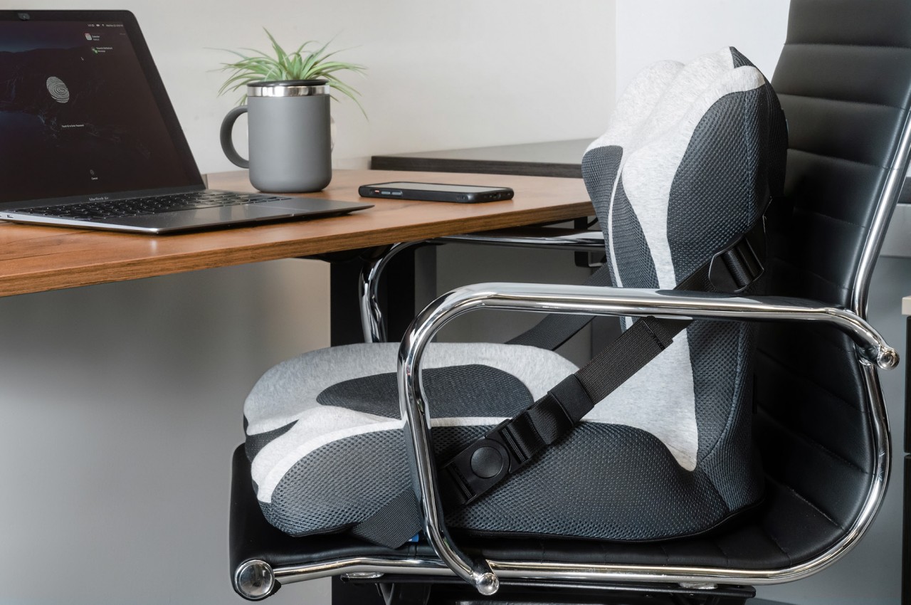 https://www.yankodesign.com/images/design_news/2023/02/ergonomic-seat-cushion-is-a-doctor-designed-lifeline-for-your-lower-back/lifted-lumbar-seat-cushion-17.jpg