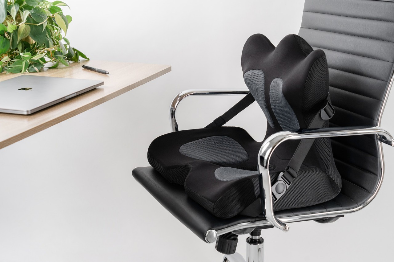 https://www.yankodesign.com/images/design_news/2023/02/ergonomic-seat-cushion-is-a-doctor-designed-lifeline-for-your-lower-back/lifted-lumbar-seat-cushion-5.jpg