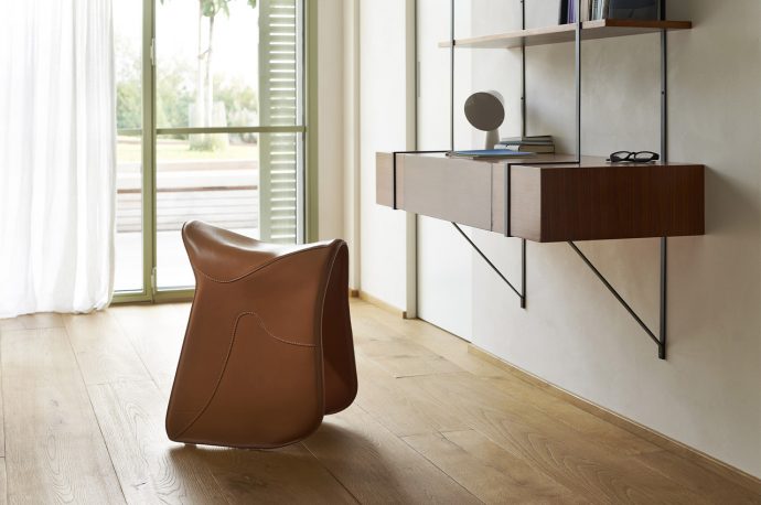 This rustic horse-riding saddle-inspired stool promotes great posture and strengthens your core