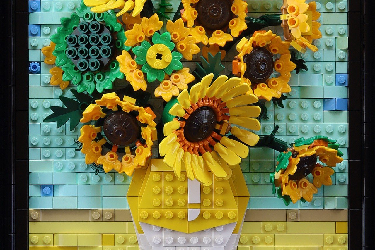 Sneak Peek at the LEGO Van Gogh Sunflowers build shows a wonderful 3D  brick-version of the painting - Yanko Design
