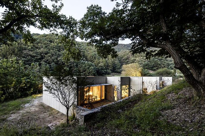 This concrete holiday home in the Korean mountains resembles a stoic stone fortress