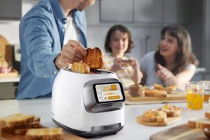This smart toaster lets you cook two slices of bread at different temperatures at the same time