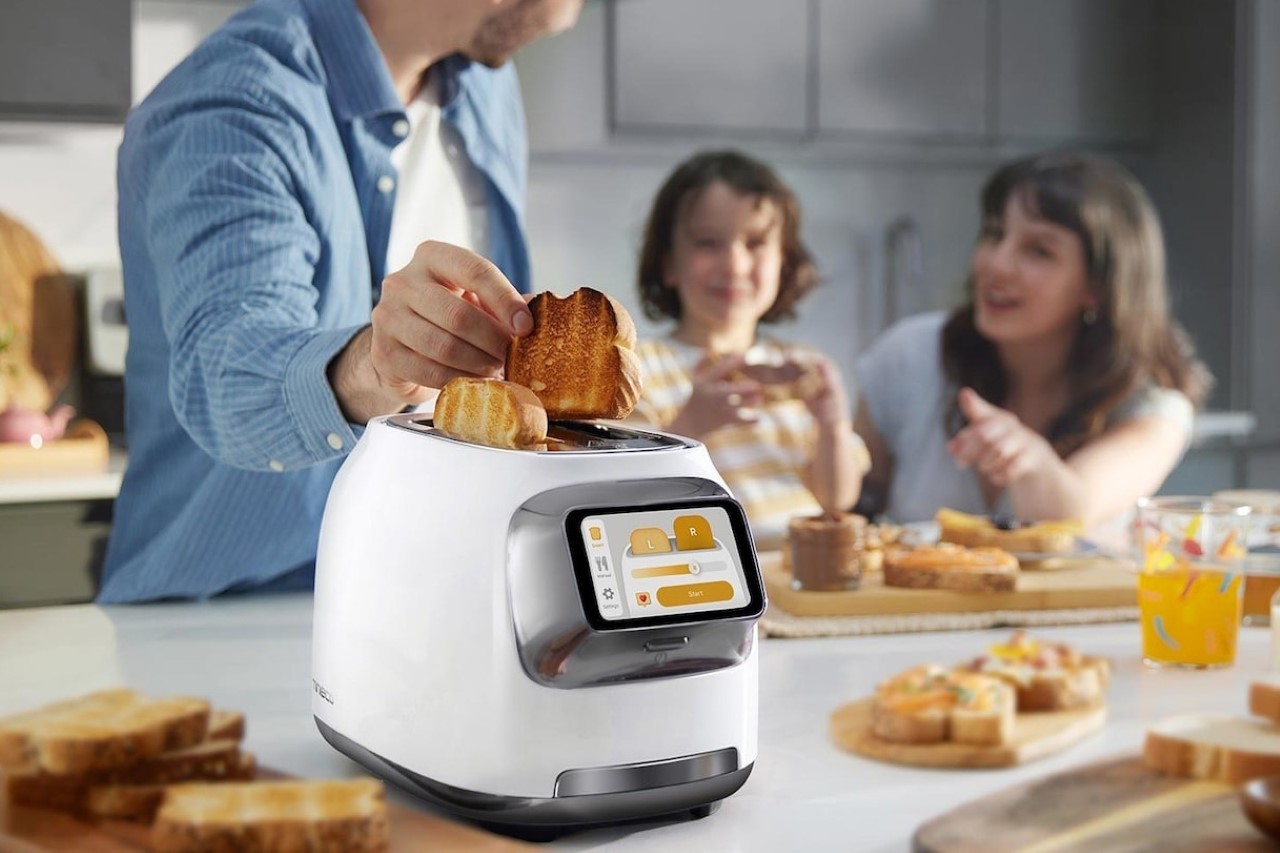 #This smart toaster lets you cook two slices of bread at different temperatures at the same time