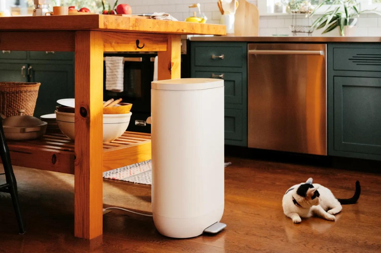 #Designed by an ex-Apple engineer, this futuristic trash can turns leftover food into chicken feed in your kitchen