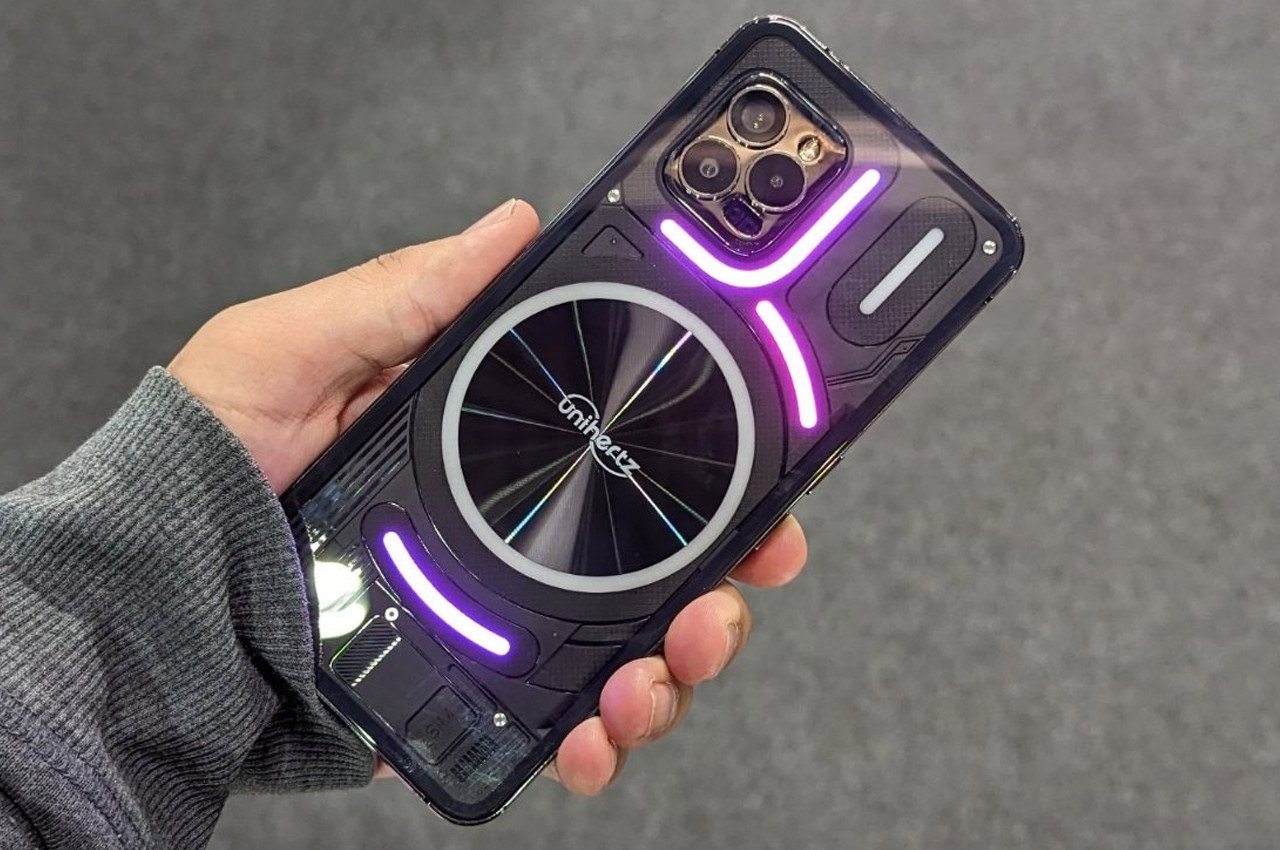 #Unihertz Luna is a Nothing Phone (1) clone that turned eyeballs at MWC 2023