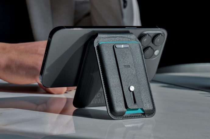Multifunctional MagSafe Wallet makes sure your cards will never go missing again