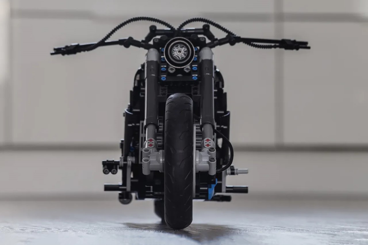 Gorgeous LEGO hot-rod motorcycle features a brick-based V2 engine with moving pistons