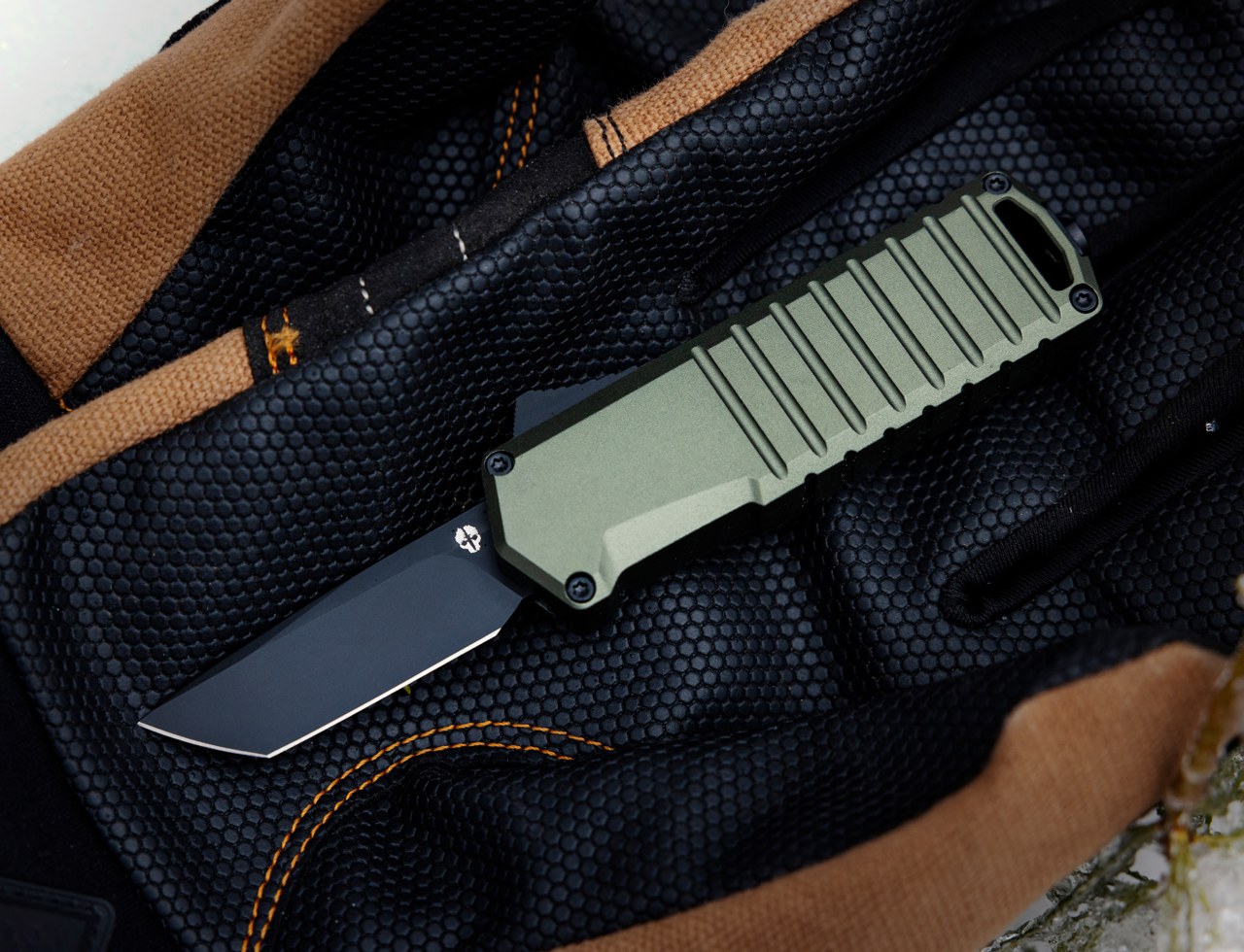 https://www.yankodesign.com/images/design_news/2023/03/compact_and_lightweight_yet_automatic_knife_packs_a_punch_6.jpg