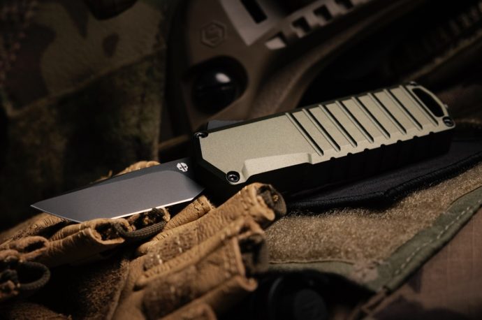 Mini automatic OTF knife is loaded with satisfying features in a pocket-sized package