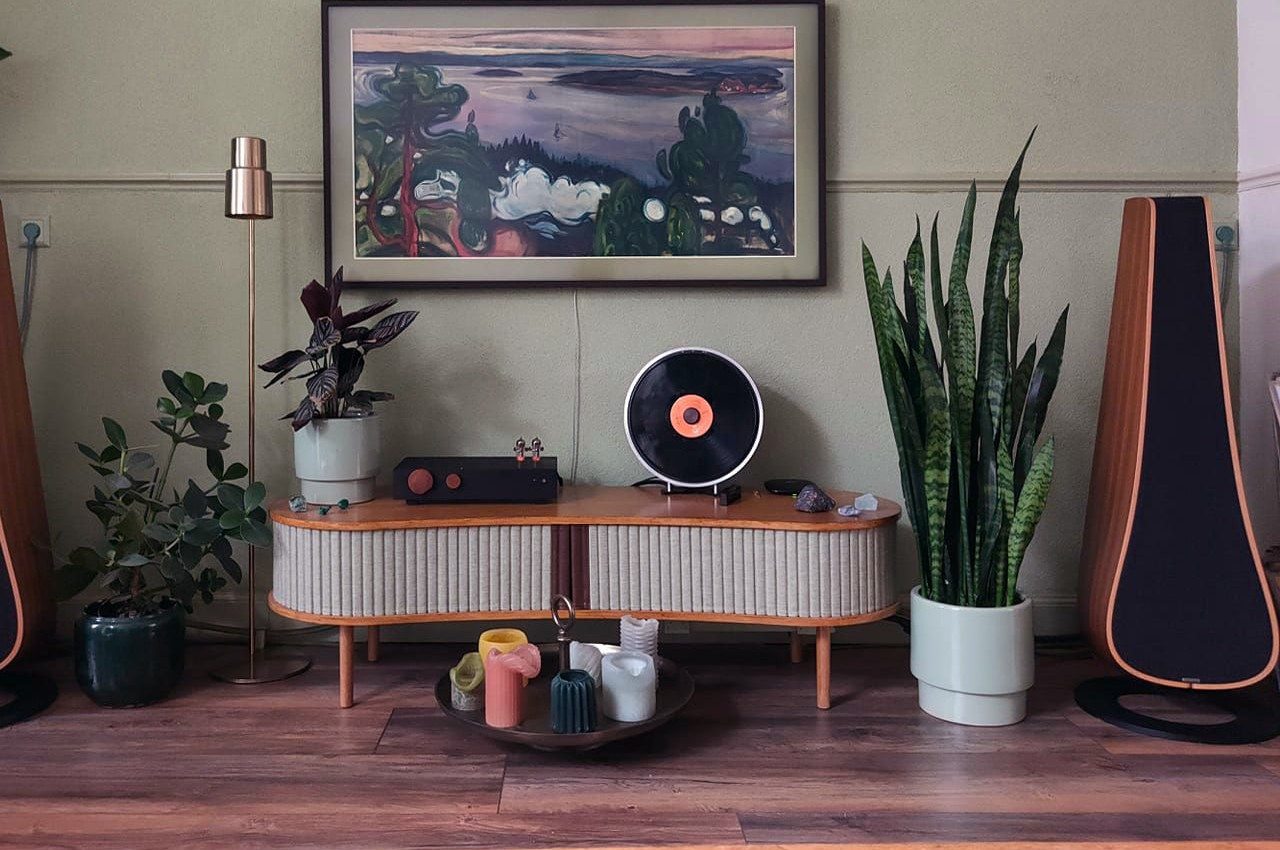 Invisible turntable makes playing your vinyl look almost magical