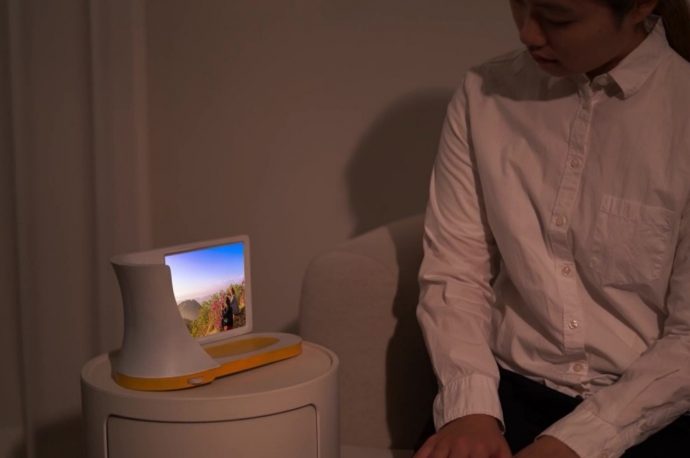 Multifunctional desk accessory becomes a scrolling photo frame for your favorite memories