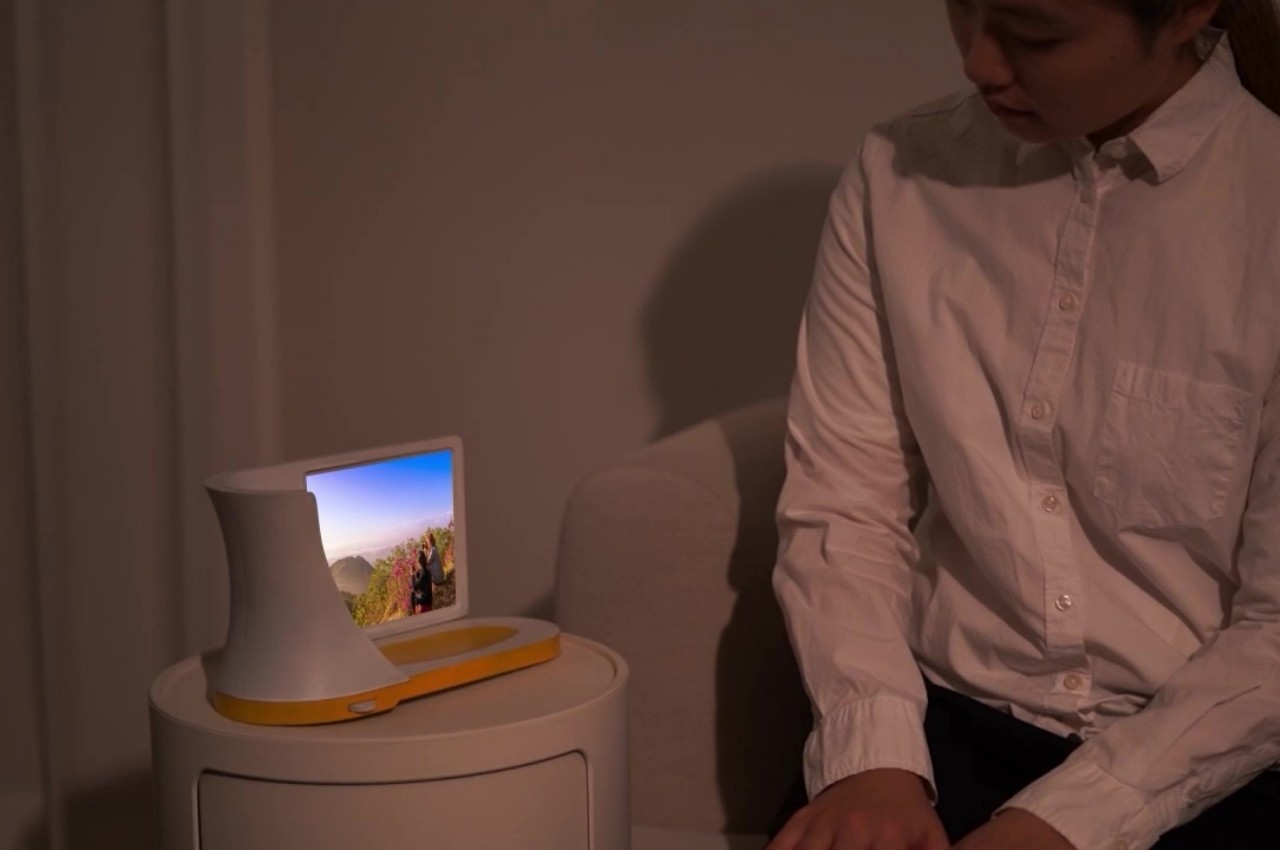 https://www.yankodesign.com/images/design_news/2023/03/multifunctional-desk-accessory-becomes-a-scrolling-photo-frame-for-your-favorite-memories/flash-back-12.jpg