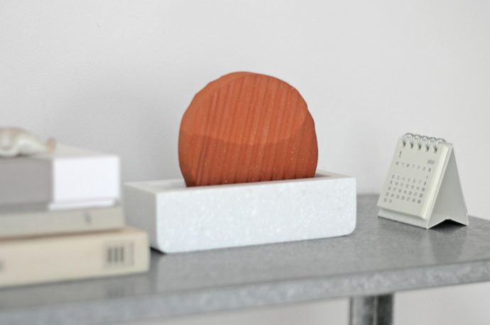 Non-electric humidifier also serves as charming desk or shelf decoration