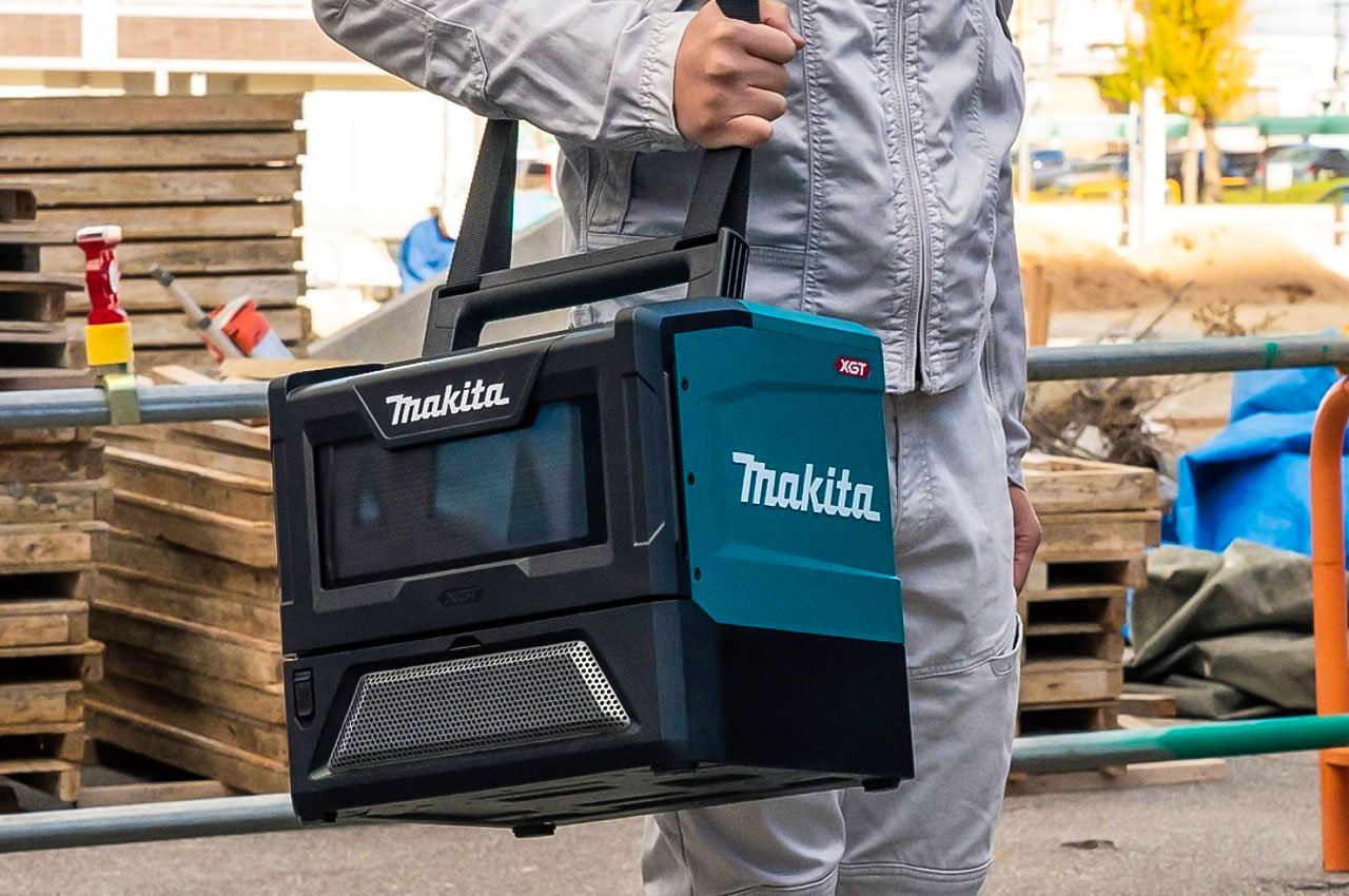 https://www.yankodesign.com/images/design_news/2023/03/portable-microwave-lets-you-have-a-hot-meal-on-the-go/Japanese_portable_microwave_design_makita_hero.jpg