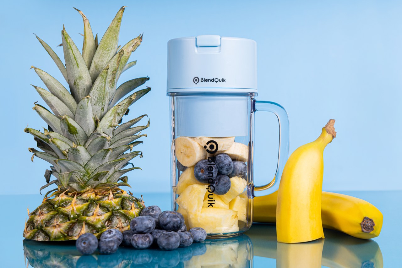 https://www.yankodesign.com/images/design_news/2023/03/this-mason-jar-shaped-portable-blender-is-perfect-for-work-the-gym-picnics-and-even-for-kids/mason_jar-shaped_portable_blender_is_perfect_for_work_home_5.jpg