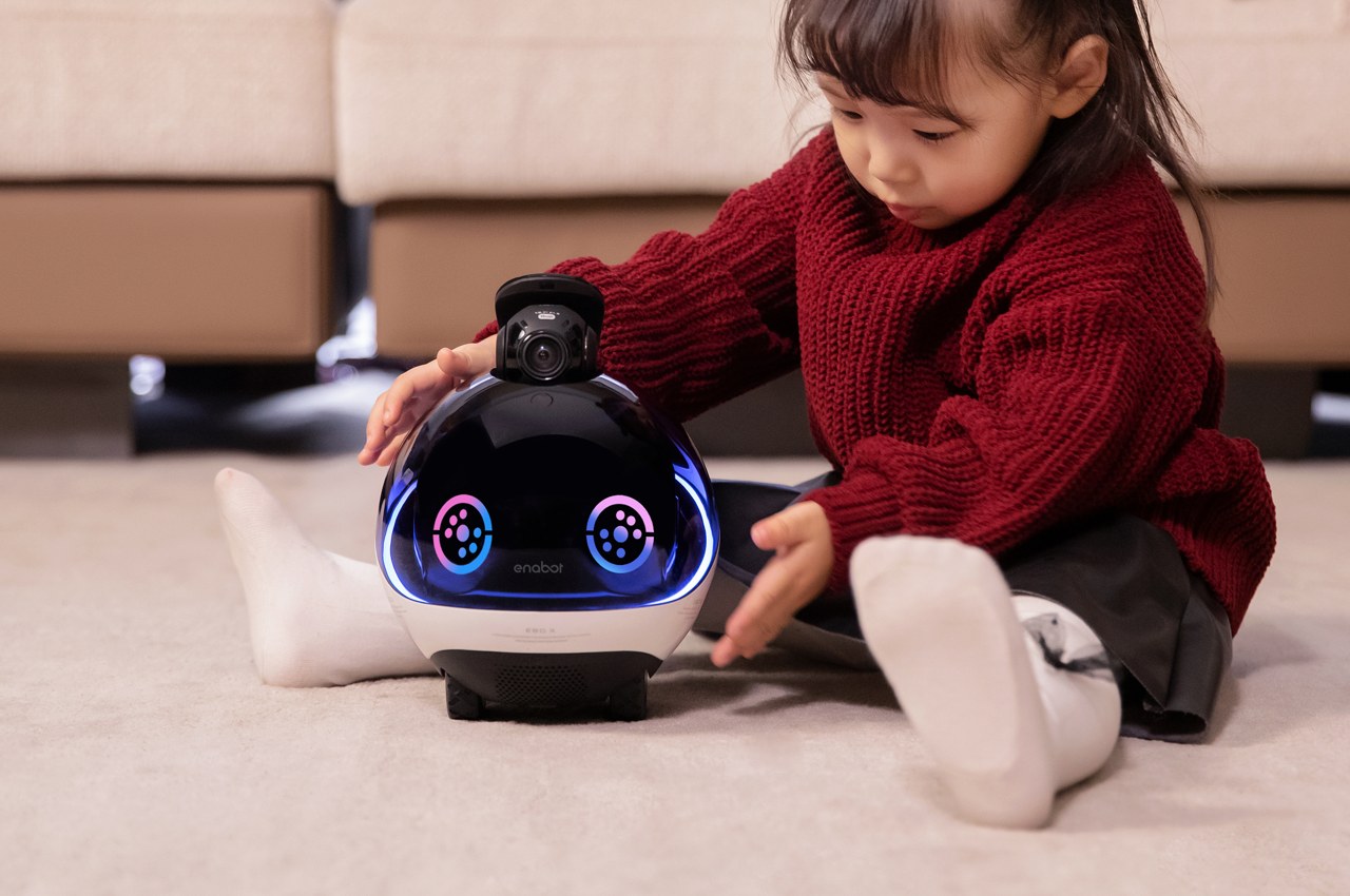 #This spherical robot is your smart home guard and your family companion
