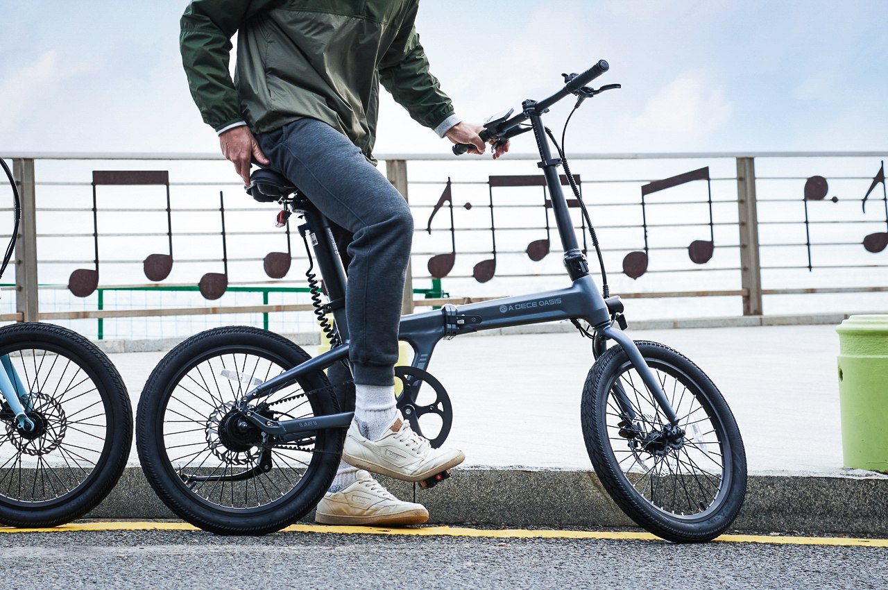 Ultra-portable and Low-maintenance Folding E-Bike makes your commutes smarter and more enjoyable
