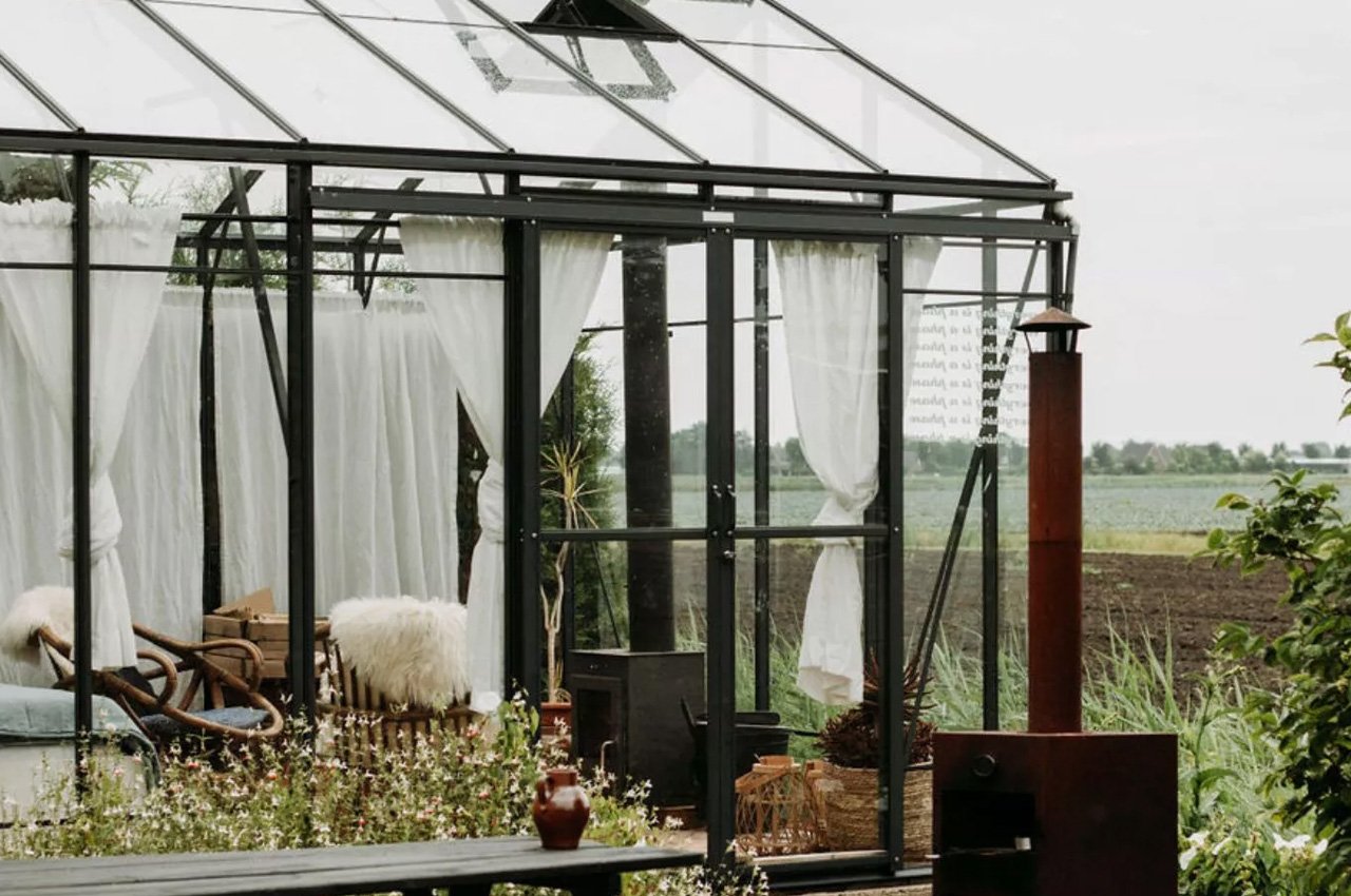 #Surreal glass house in Holland is ‘the designer greenhouse’ vacation home of your dreams