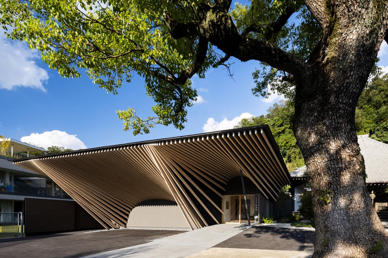 Kengo Kuma redesigns the reception hall for a temple in Japan as a colossal sculptural wooden structure