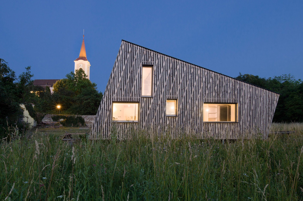 #Rustic holiday cabin in an Austrian village was built using locally sourced timber and straw