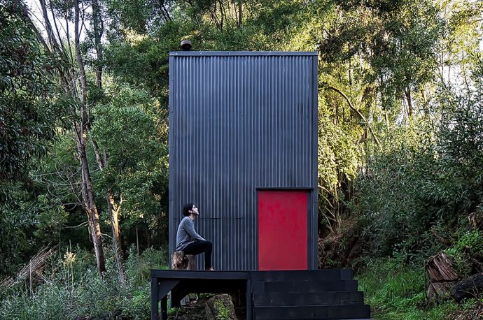 This tiny sustainable cabin in the Chilean rainforest measures only 3×3 meters