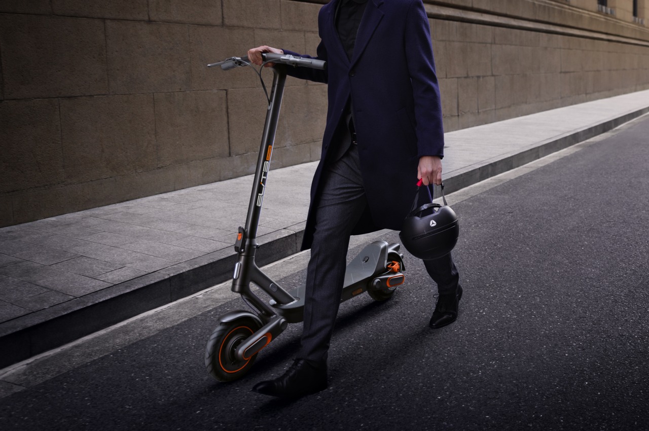 #This foldable e-scooter comes with a max range of 37 miles, making it perfect for urban commutes