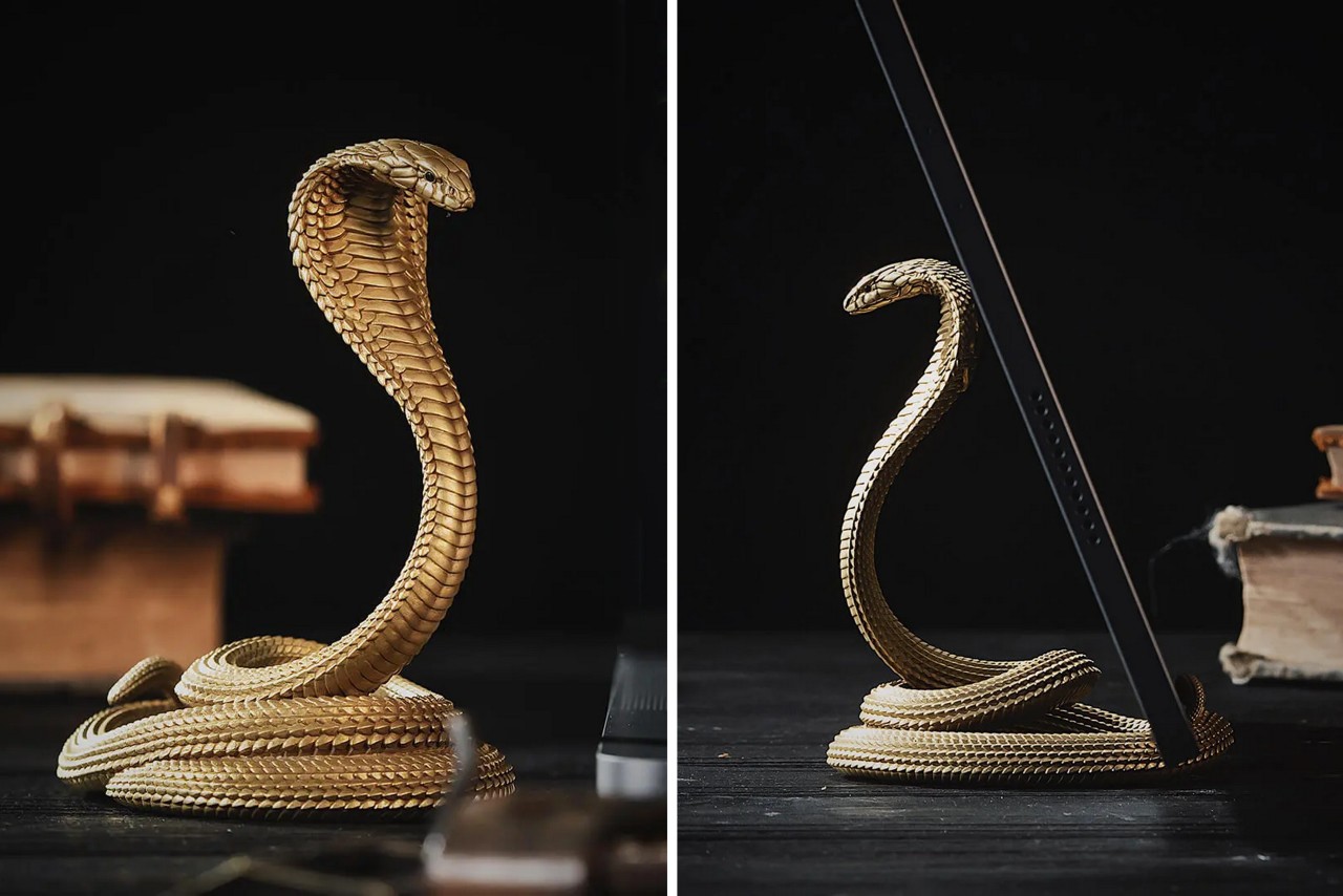 #Cobra-shaped smartphone stand is the perfect tabletop accessory for people with eclectic tastes