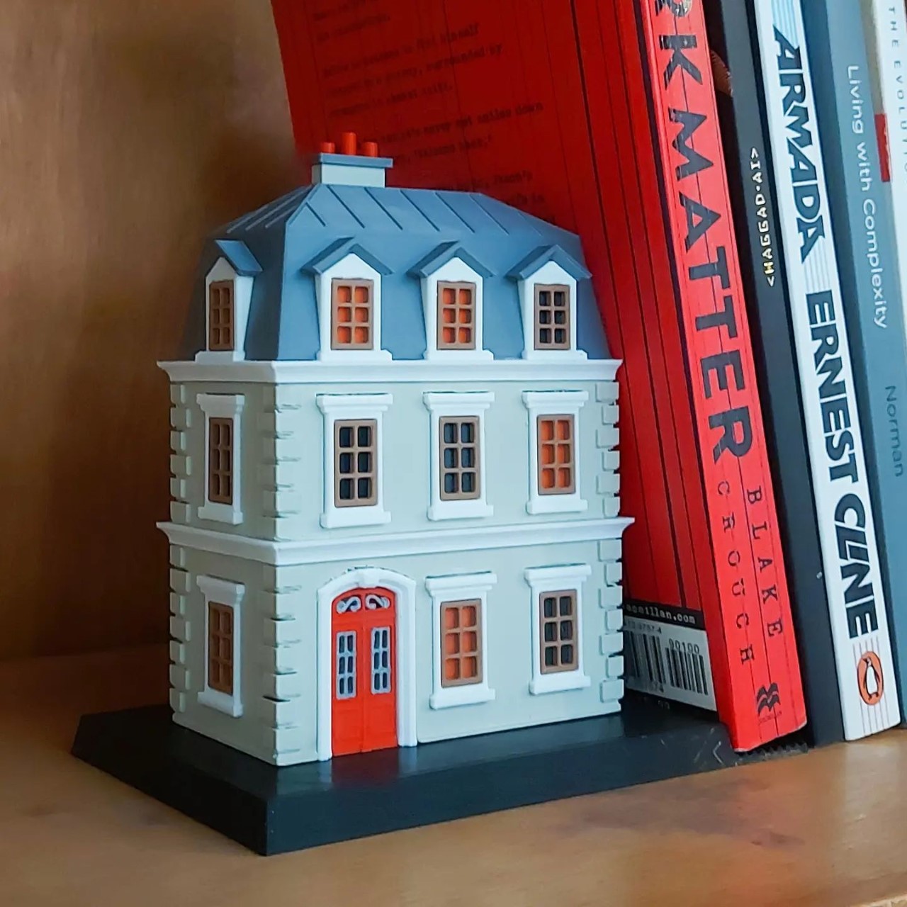 Art Meets Functionality: This 3D Printed Parisian Building Bookend is Perfect for the Literary Traveler