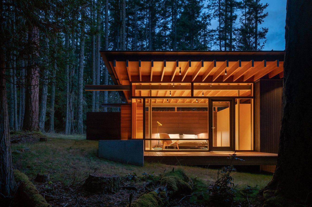 #Nature-infused guesthouse features a living room that functions as a “covered porch”