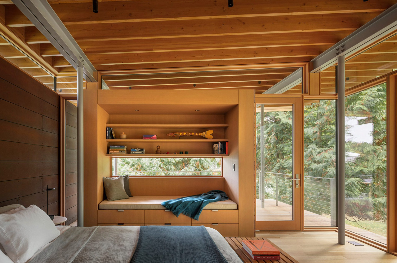 Nature-infused guesthouse features a living room that functions as a “covered porch”