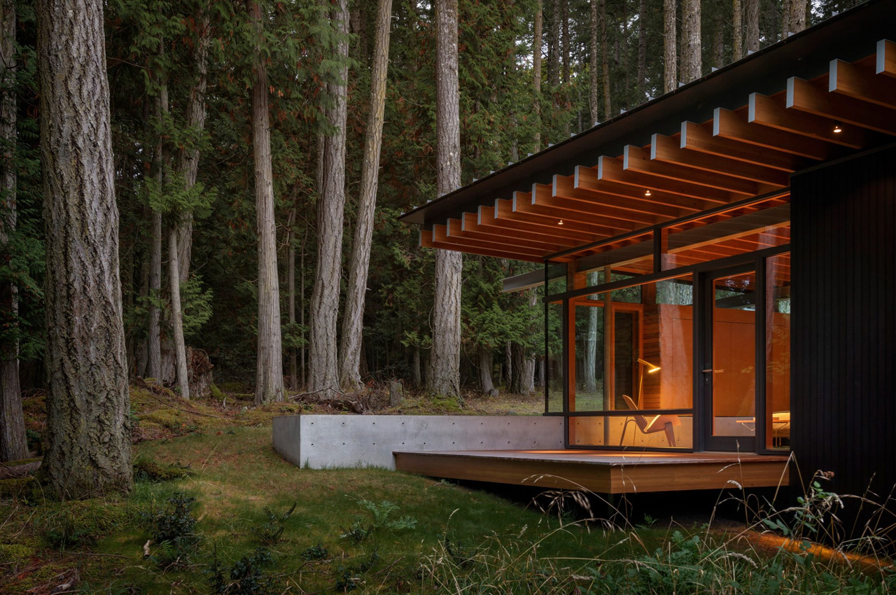 Nature-infused guesthouse features a living room that functions as a “covered porch”