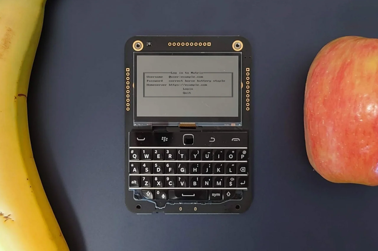 The Beepberry is a messaging gadget that curbs smartphone addiction while looking like a retro BlackBerry