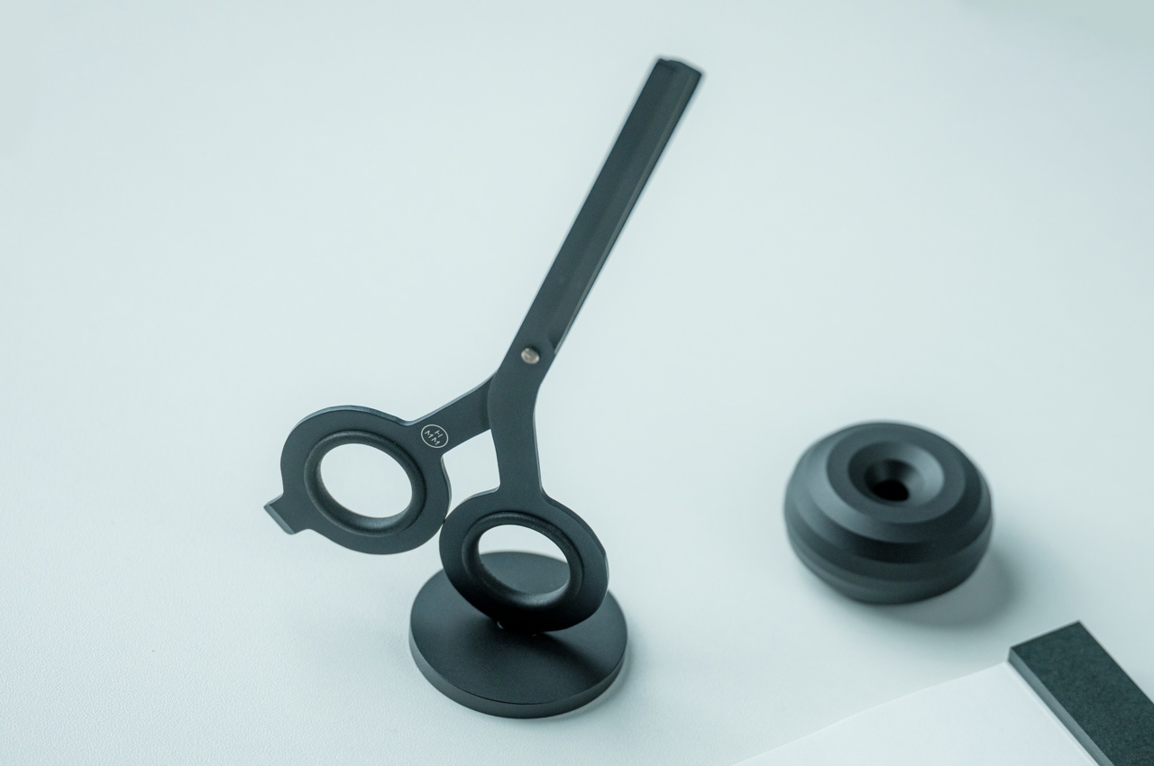 #This 2-in-1 scissor design breaks tradition, takes center stage on desks