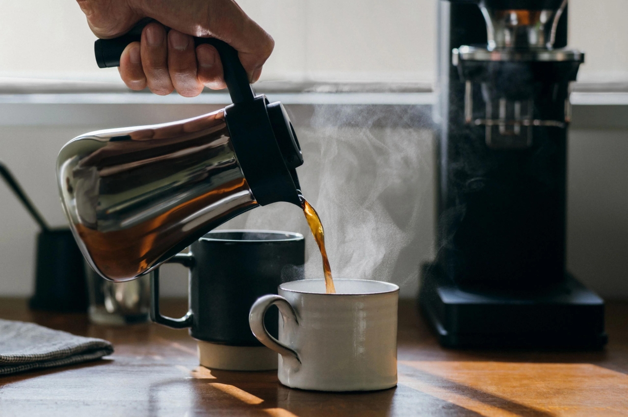https://www.yankodesign.com/images/design_news/2023/06/aesthetic-automatic-coffee-machine-lets-you-experience-the-brewing-process/2.jpg