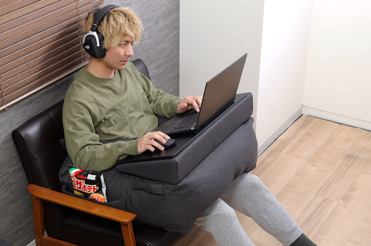 Bauhütte designs ergonomically comfortable laptop cushion stand