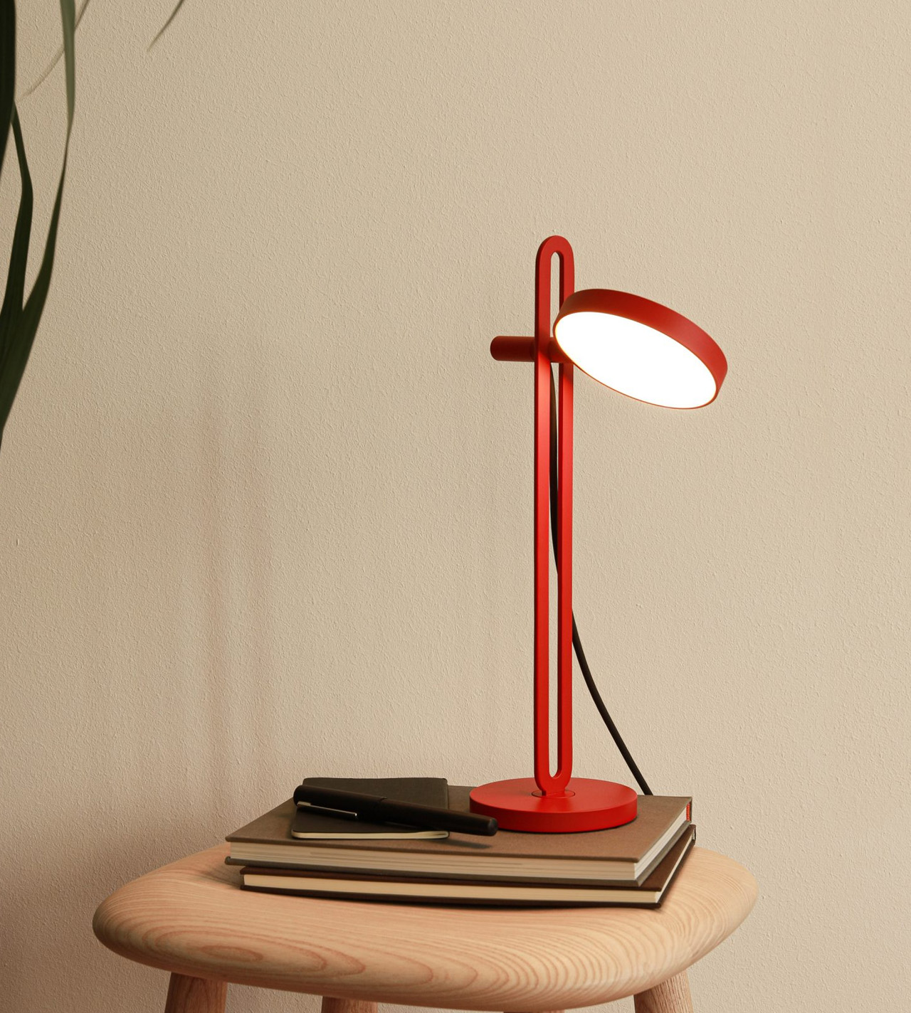 https://www.yankodesign.com/images/design_news/2023/06/echo-desk-lamp/echo_desk_lamp_yanko_design_03.jpg