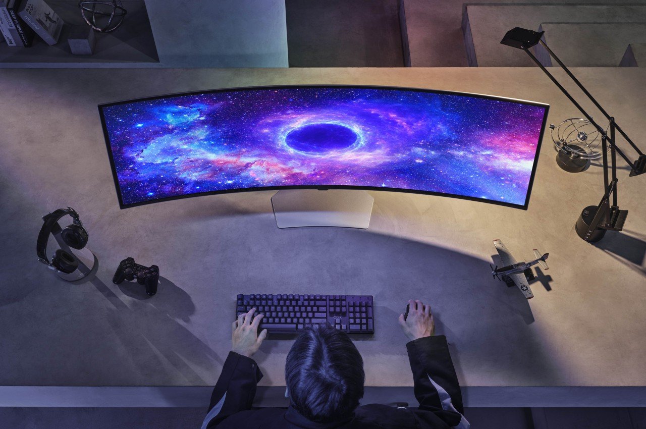 https://www.yankodesign.com/images/design_news/2023/06/how-the-samsung-odyssey-oled-g9-monitor-helps-level-up-your-gaming-and-productivity/samsung-odyssey-oled-g9-4.jpg
